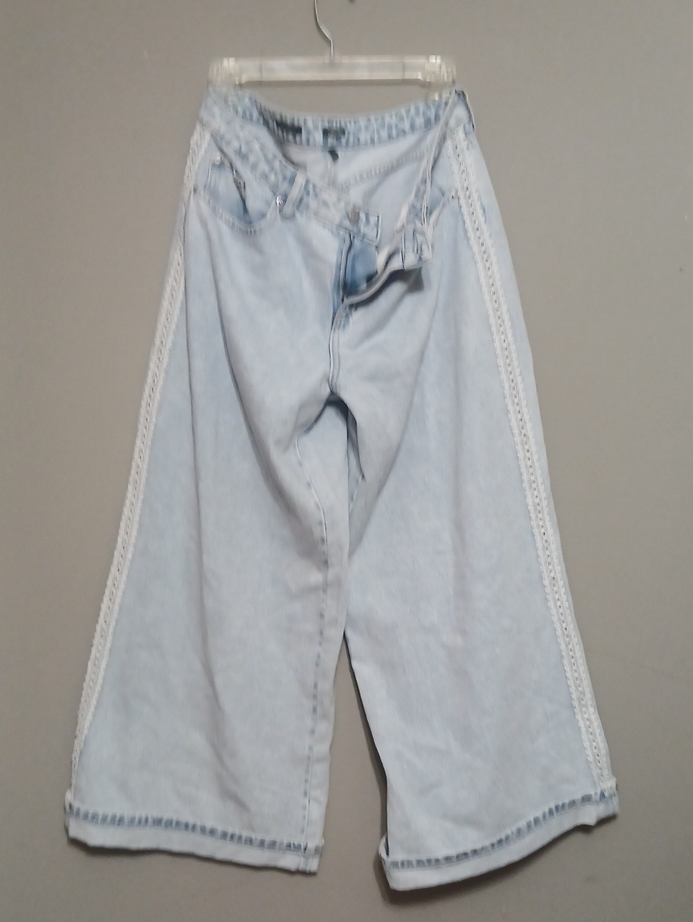 Light Wash Wide-Leg Women’s Jeans with Lace Trim